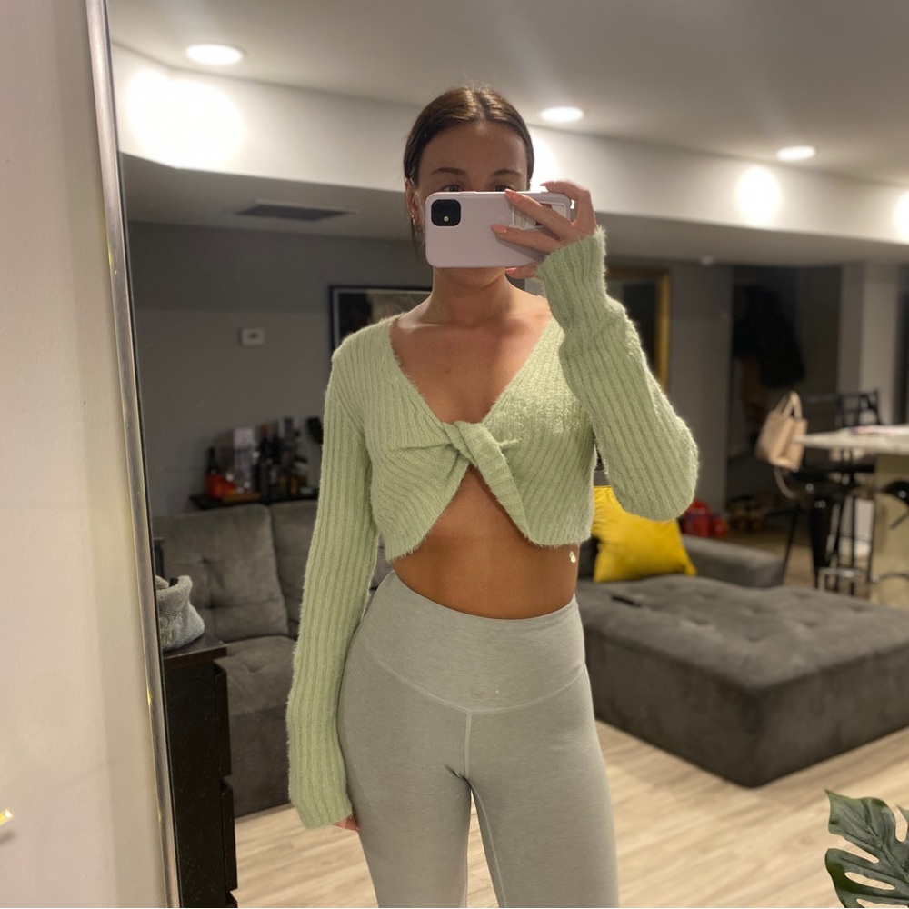 Fluffy Knit twist Crop top - missguided Carli Bybel
